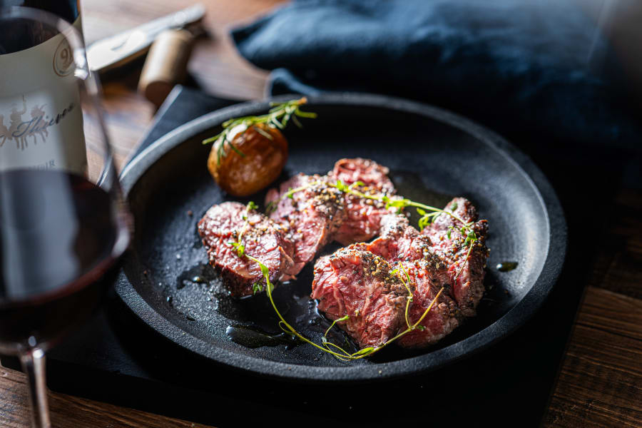 お箸で食べられるメニューでゆったりとお顔合わせを | 【個室確約 結納・お顔合わせプラン】オマール海老のポワレや炭焼き肉二種の食べ比べを含む最上クラスの絶品コース全7品＋専属プランナー＋しおり作成付き★中洲で新たなご家族の誕生をお祝い★