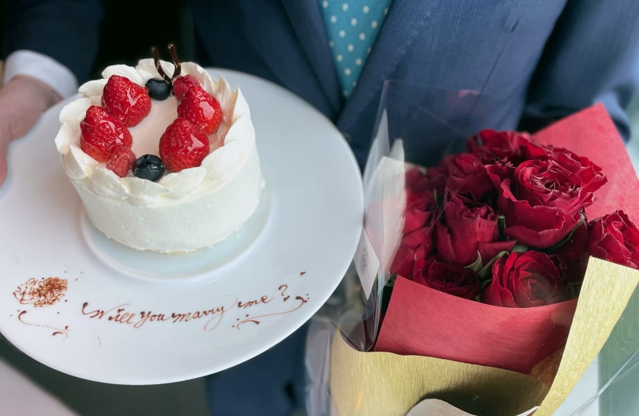 ホールケーキに大切な方へのメッセージを添えて | 【東京タワーView個室確約・バラの花束付】感動プロポーズディナープラン ★コース全5品★ホールケーキ★バラの花束12本★乾杯シャンパン付き