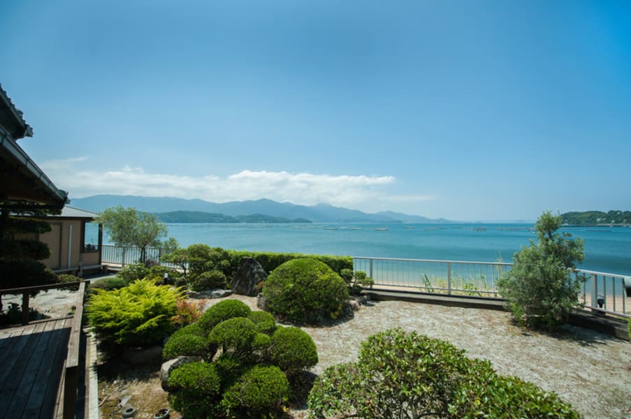 海や自然に囲まれた素敵な空間 | 記念日や誕生日に！【床施「しょうせ」】糸島牛や御造り盛り合せなど全9品★メッセージを添えられるデザート付き★ 1ドリンクオーダー制 