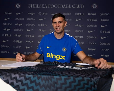 Emiliano Martinez Chooses Chelsea Over Other Offers as Xabi Alonso Wins His Trust