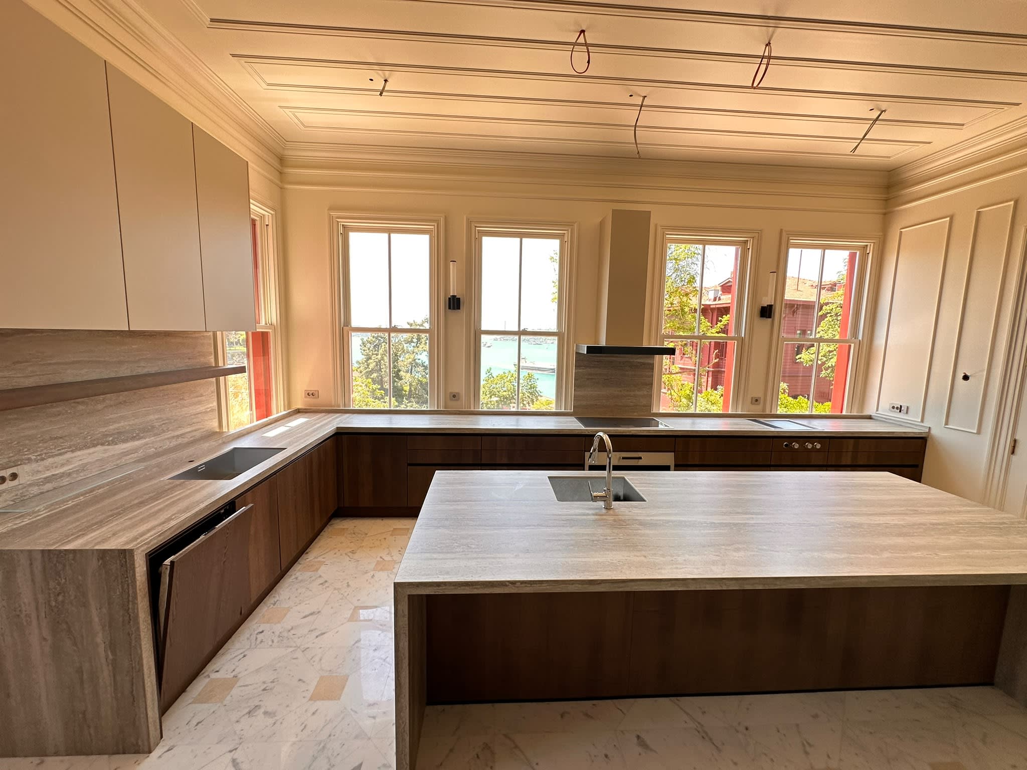 Kandilli Yalısı Marazzi Travertino Mutfak Adası ve Tezgahları