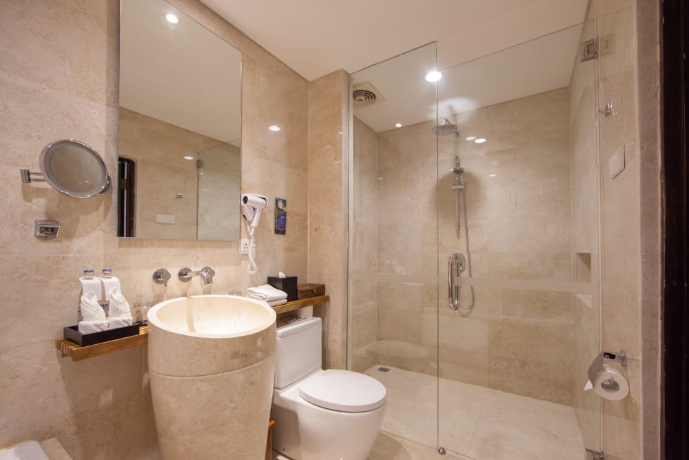 01c. Legian Family Room_bathroom-min.jpg