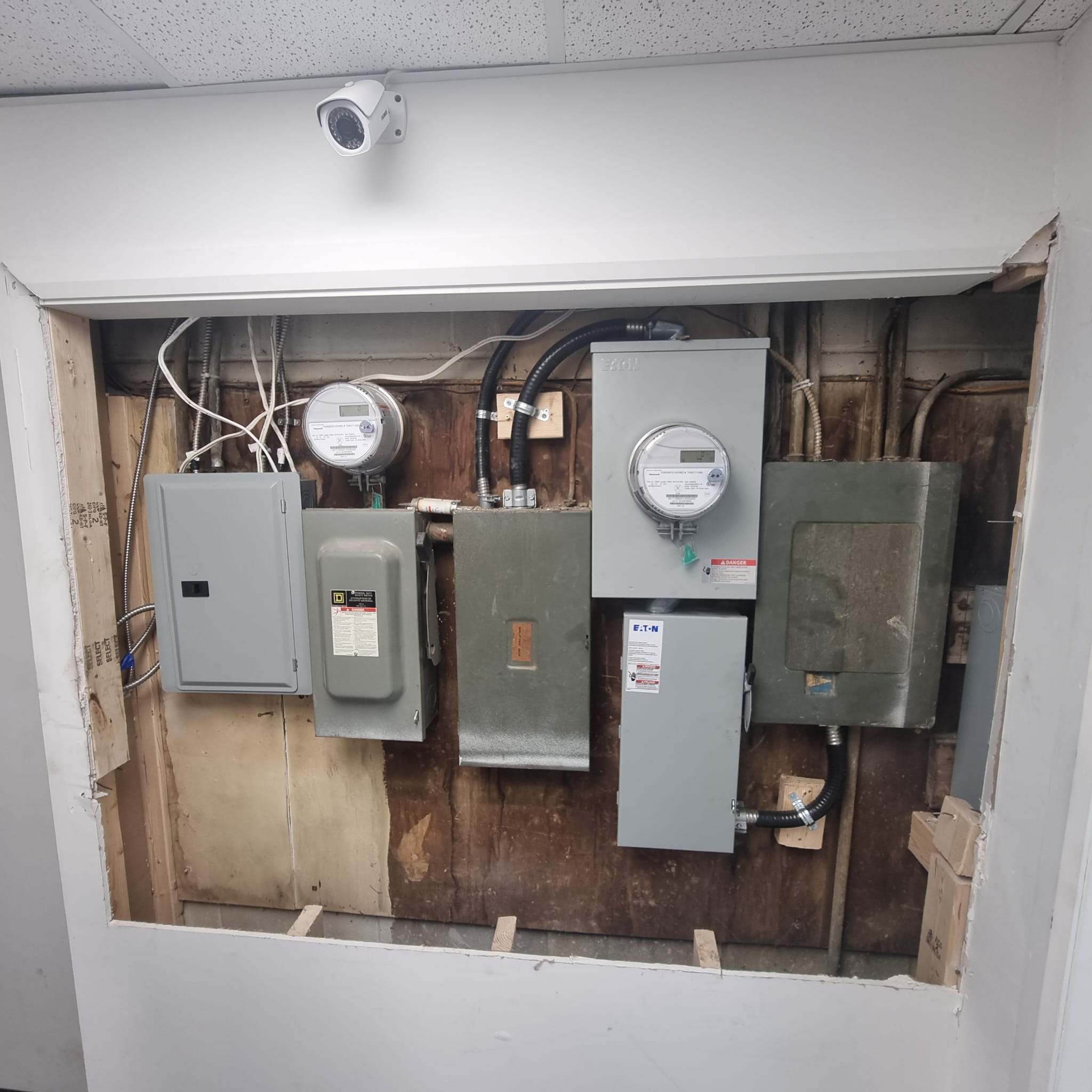 LWGL electrician at work