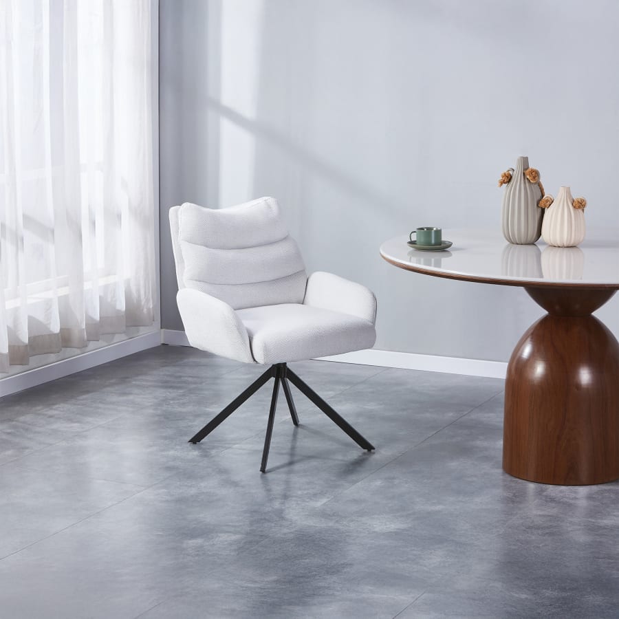 Chaise pivotante en tissu beige pieds en métal noir