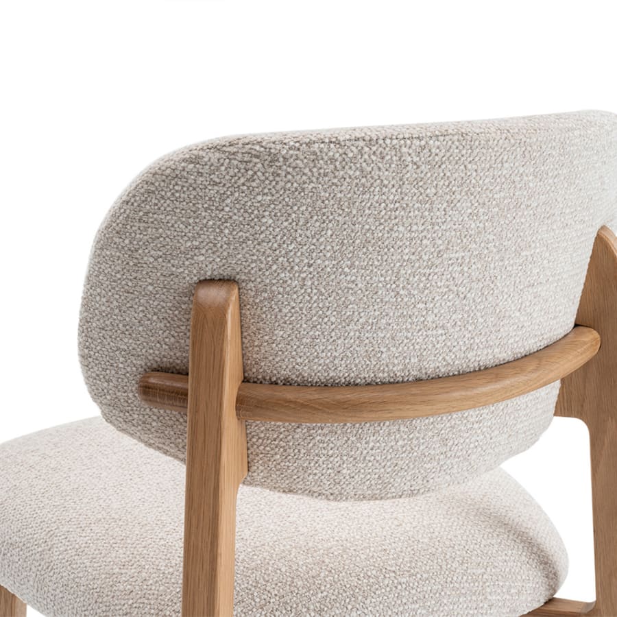 Chaise en tissu beige pieds en bois clair