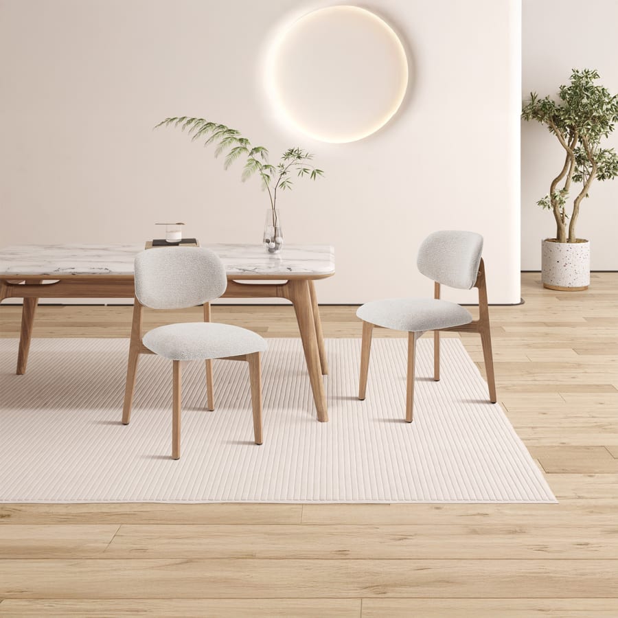 Chaise en tissu beige pieds en bois clair