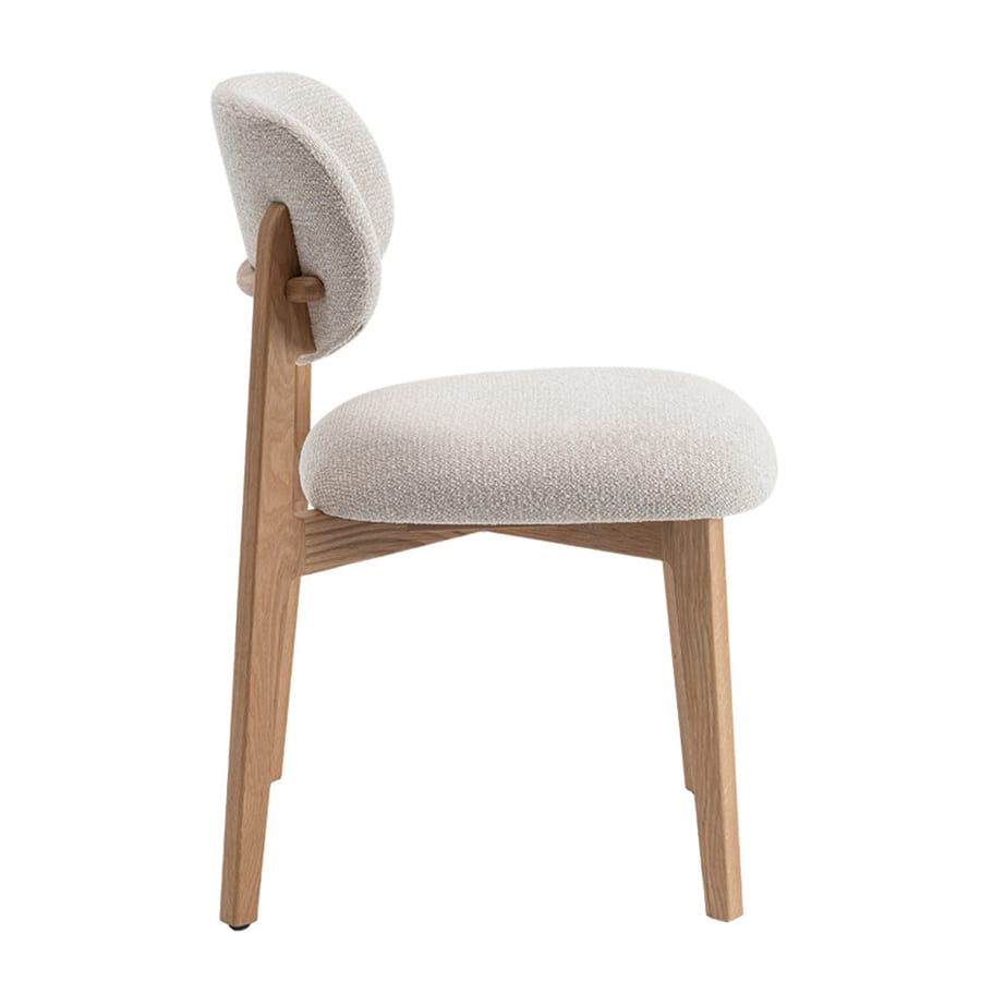 Chaise en tissu beige pieds en bois clair