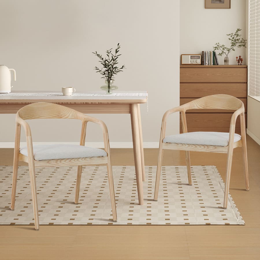 Chaise en tissu beige pi&egrave;tement en bois clair