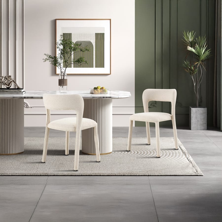 Chaise empilable en tissu bouclette beige