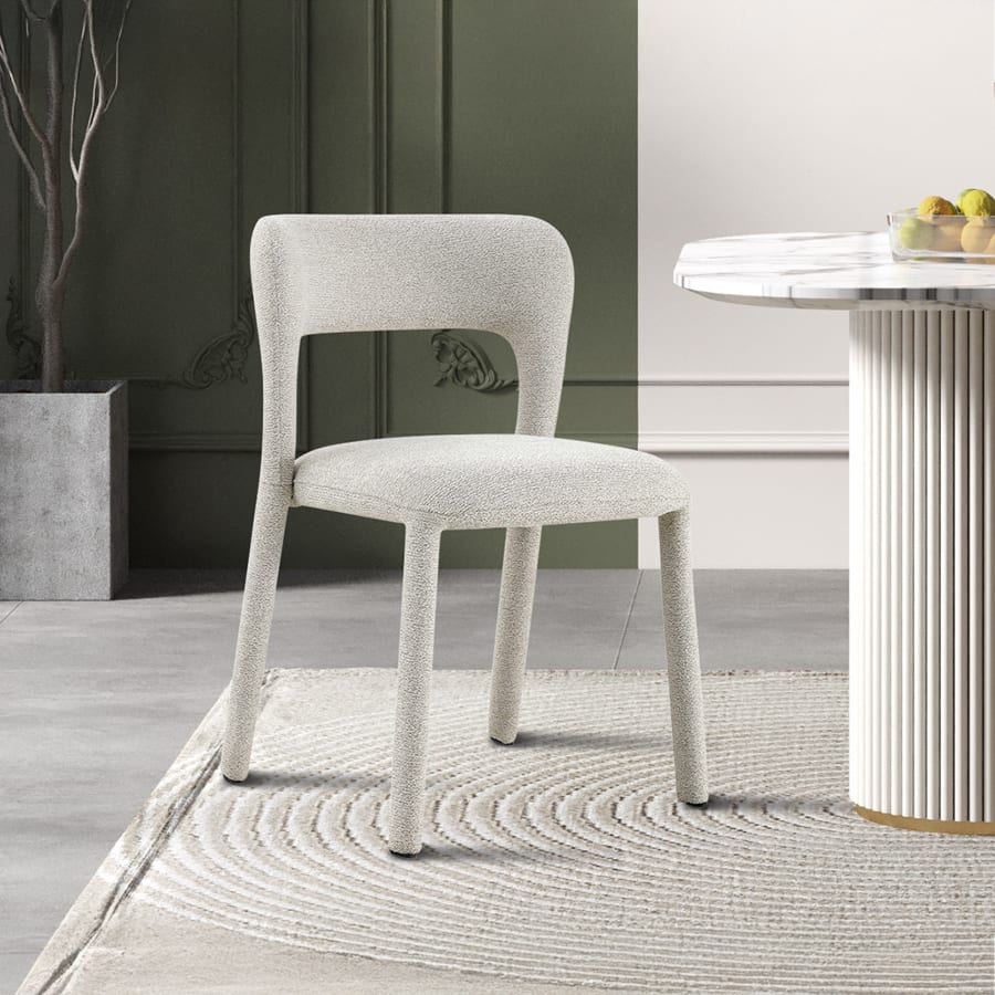 Chaise empilable en tissu bouclette &eacute;cru