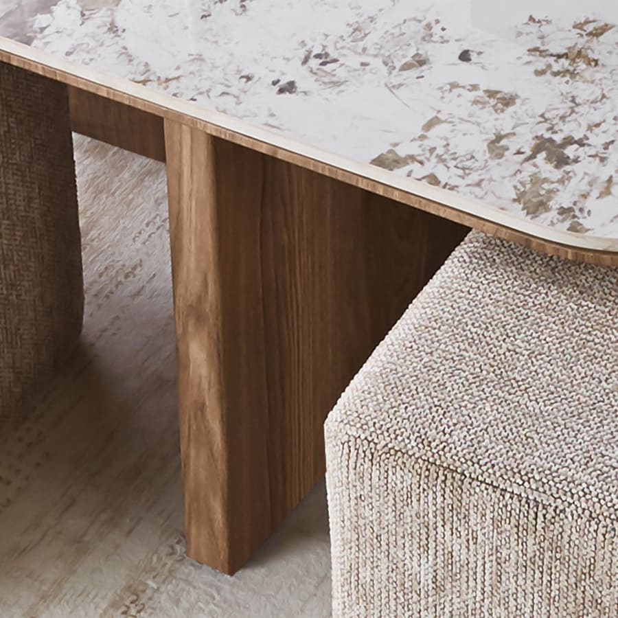 Table basse en pierre fritt&eacute;e blanc avec 4 poufs pieds couleur bois