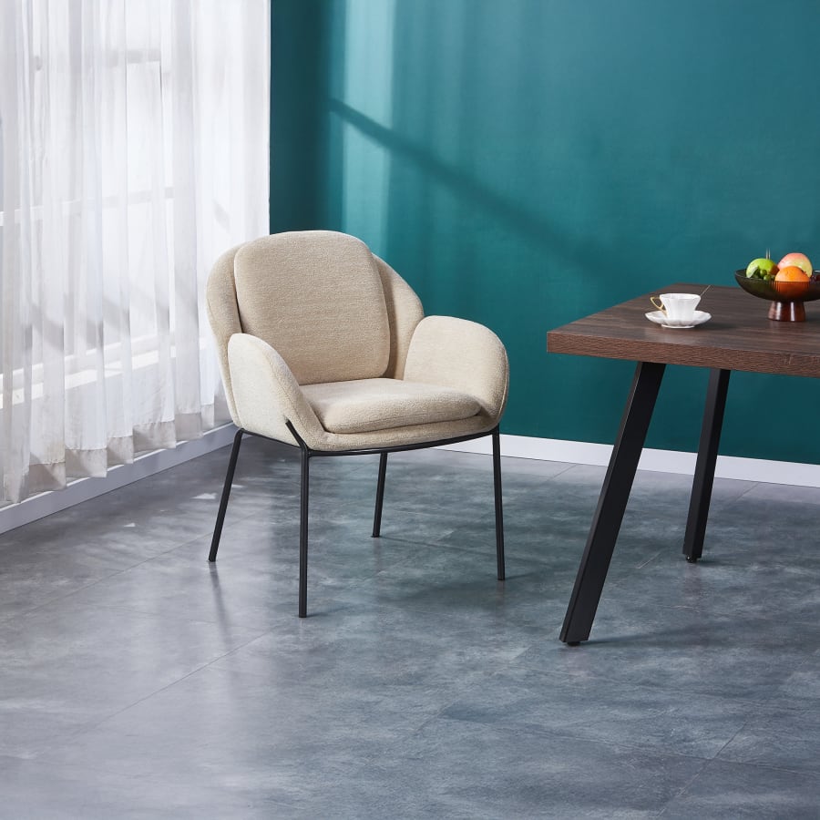 Chaise en tissu beige pieds en métal noir