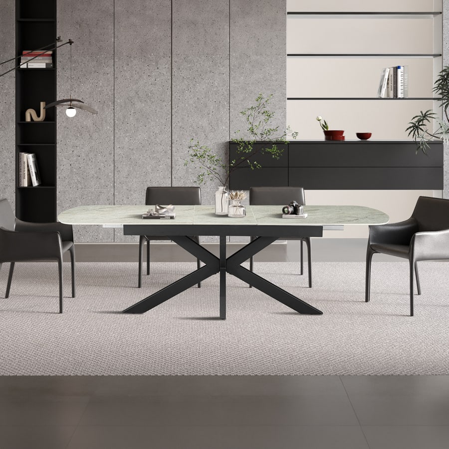 Table extensible rectangulaire en pierre fritt&eacute;e beige pieds en m&eacute;tal noir 180-220 cm