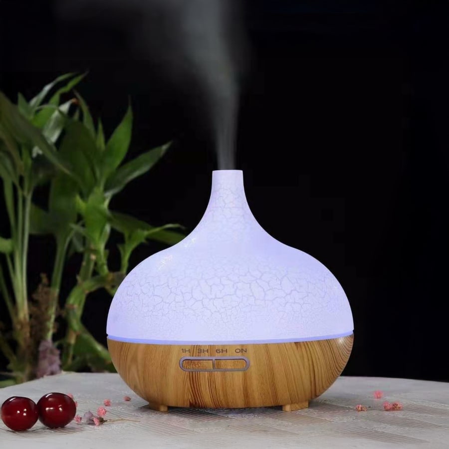 Diffuseur d'huiles essentielles &agrave; LED couleur bois et blanc