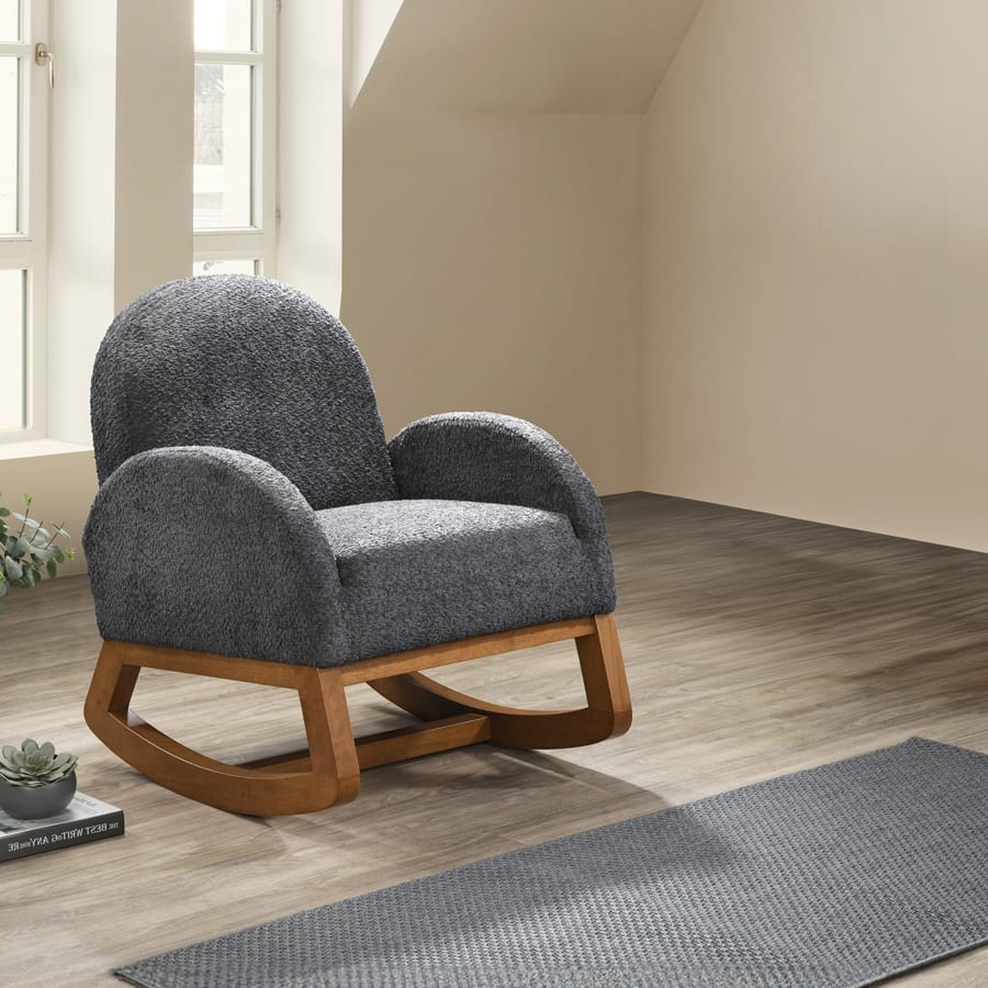 Fauteuil à bascule effet peau de mouton gris foncé et bois clair