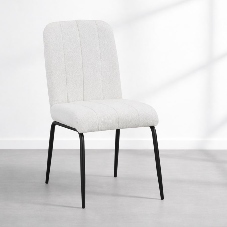 Lot de 4 chaises en tissu bouclette blanc &eacute;cru pieds en m&eacute;tal noir