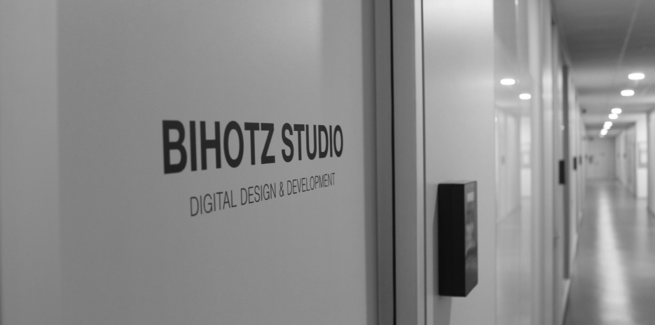 Imagen en blanco y negro donde se ve la puerta de la oficina de Bihotz Studio, donde hay un vinilo pegado