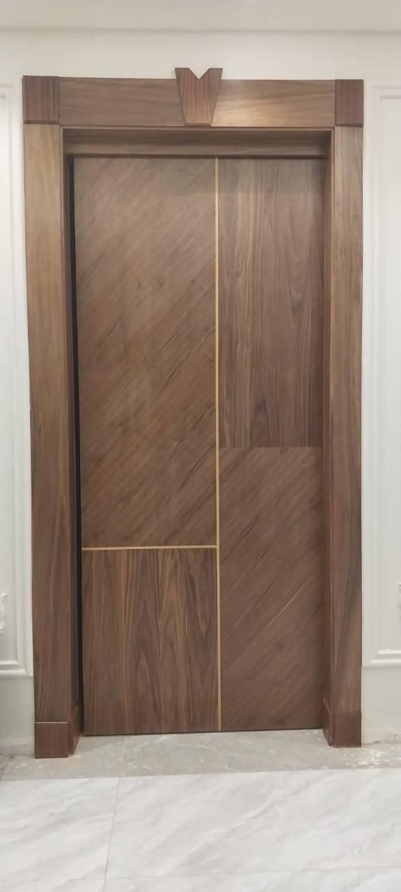 باب خشبي مفرد بقشرة جوز هندسية وخطوط تطعيم معدنية