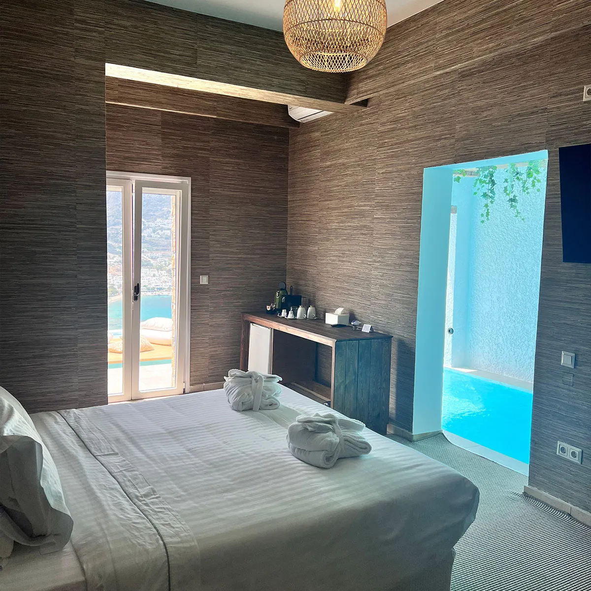 Deluxe with Cave Pool room photo