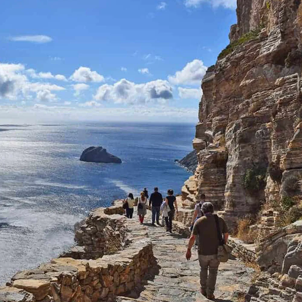 Θέα πεζοπορίας στο Αιγαίο στην Αμοργό