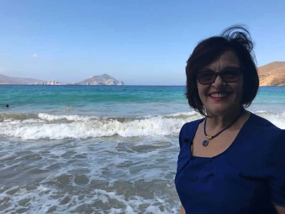 Η Ειρήνη Γιαννακοπούλου δίπλα στη θάλασσα στην Αμοργό