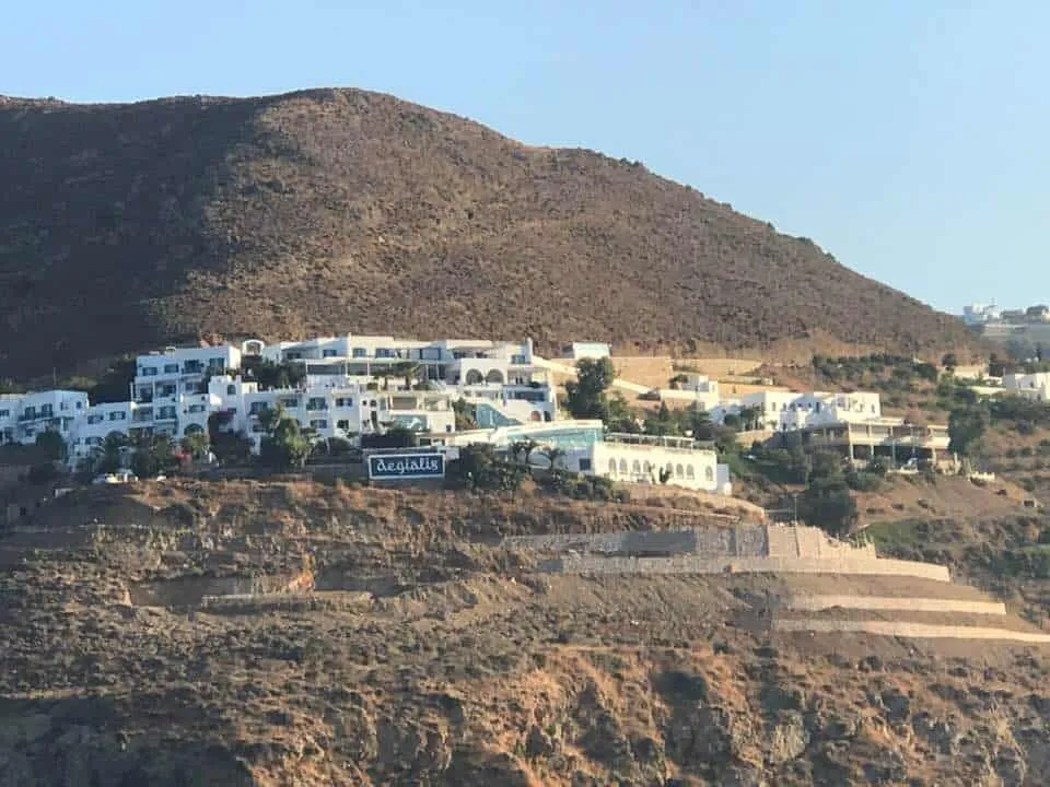 Το Aegialis Hotel & Spa στην πλαγιά της Αμοργού