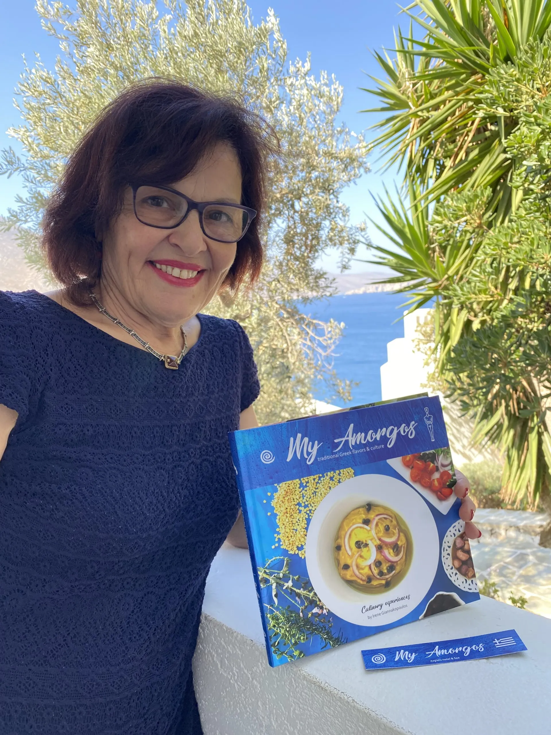 Η Irene Giannakopoulos με το βιβλίο My Amorgos
