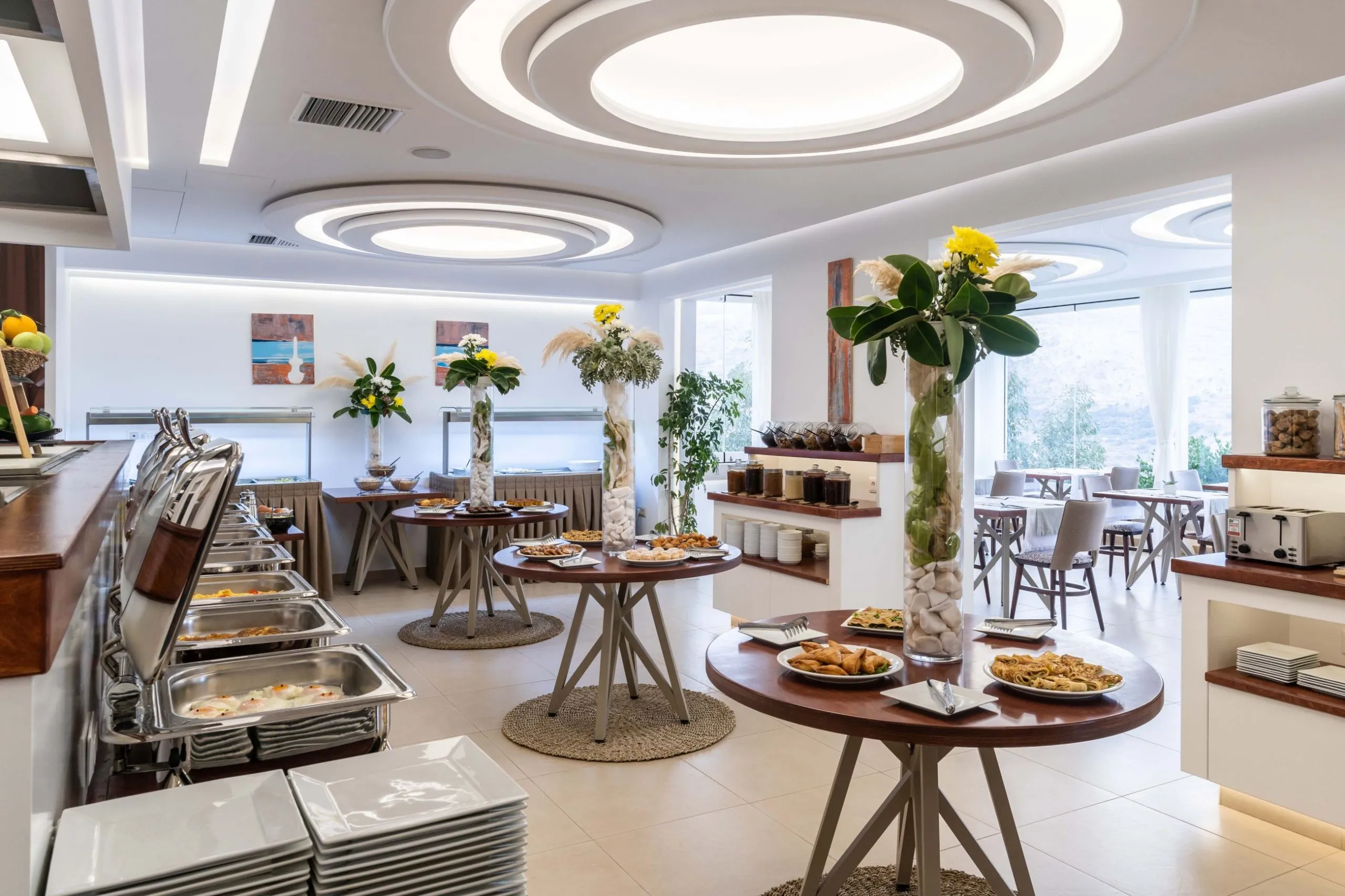 Εξωτερικός χώρος εστίασης στο Ambrosia Gallery Restaurant με θέα στη θάλασσα
