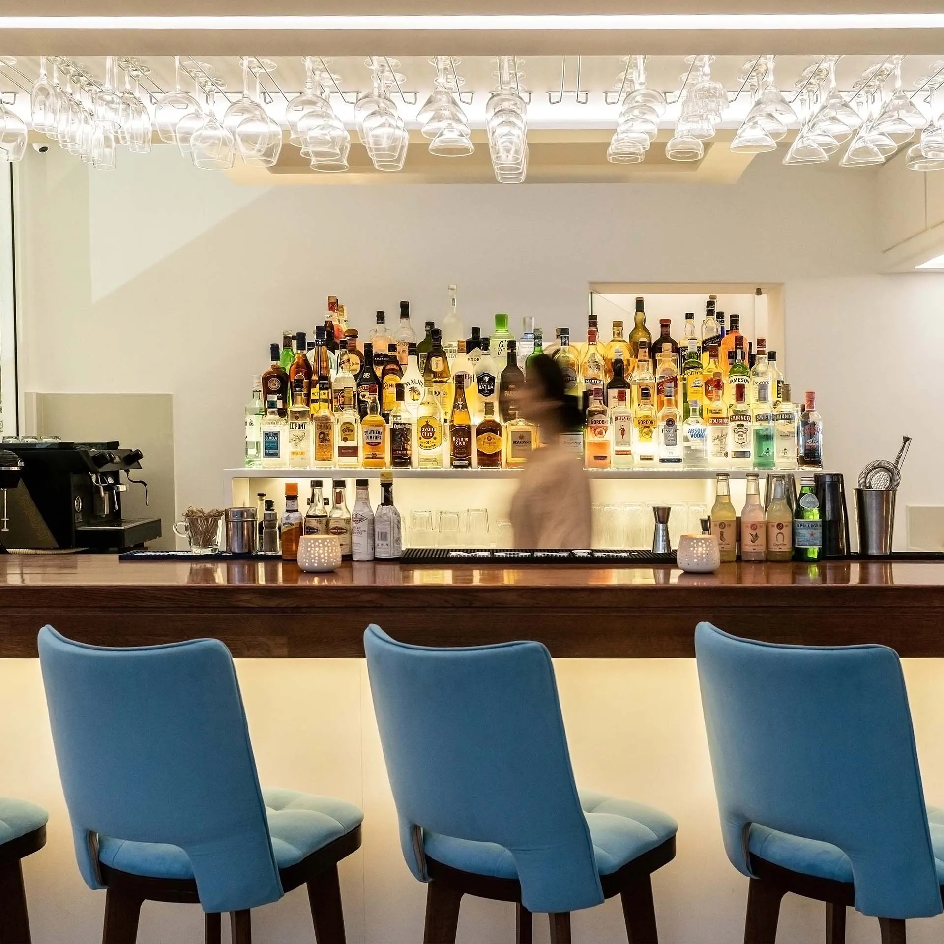 Apeiro Bar, 9