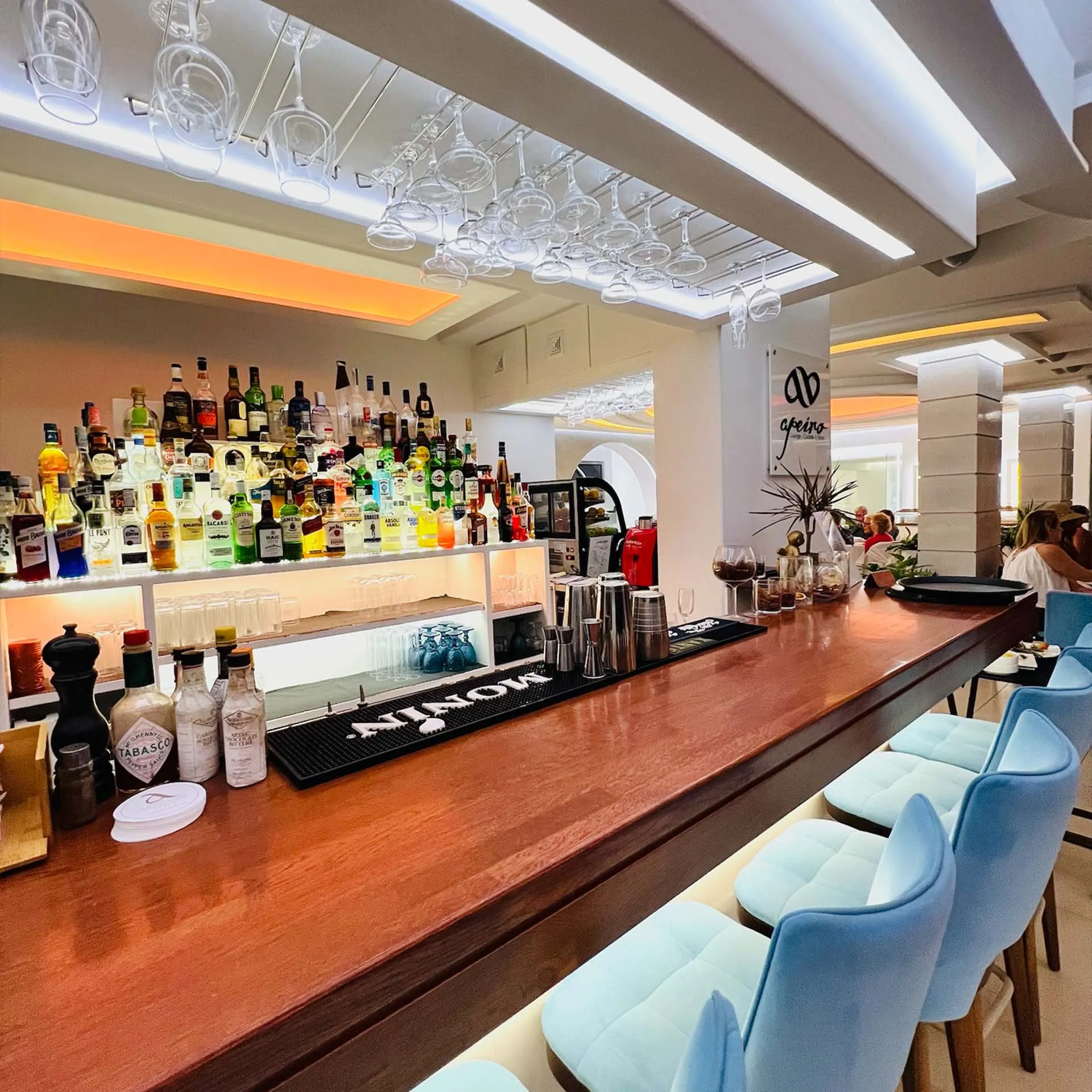 Apeiro Bar, 10