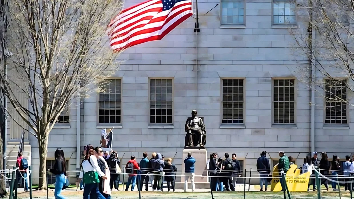 ট্রাম্পের ভিসা নিষেধাজ্ঞা : টরেন্টো ইউনিভার্সিটিতে পড়বেন হার্ভার্ডের বিদেশি শিক্ষার্থীরা