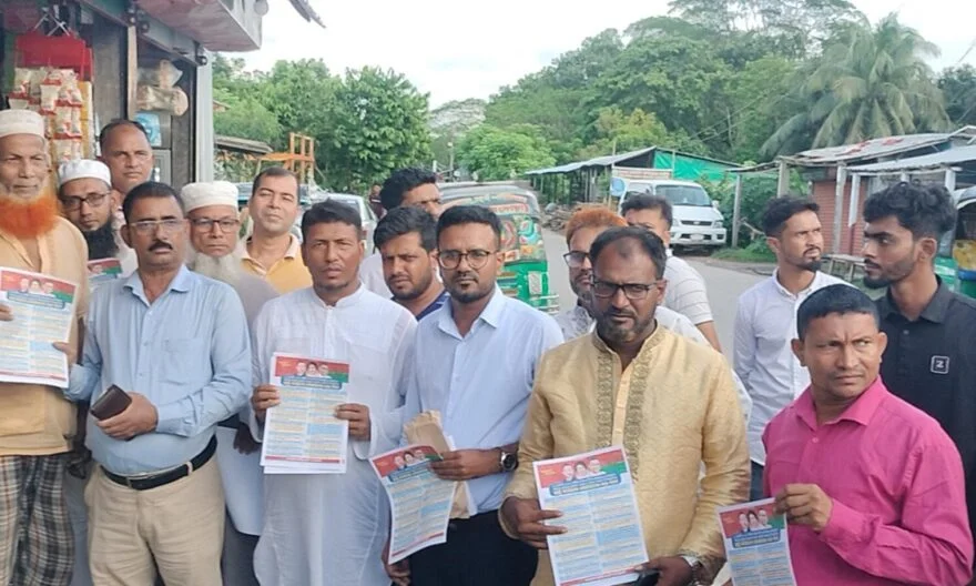 মতলব উত্তরে কৃষকদলের নেতারা ৩১ দফা সম্বলিত লিফলেট বিতরণ