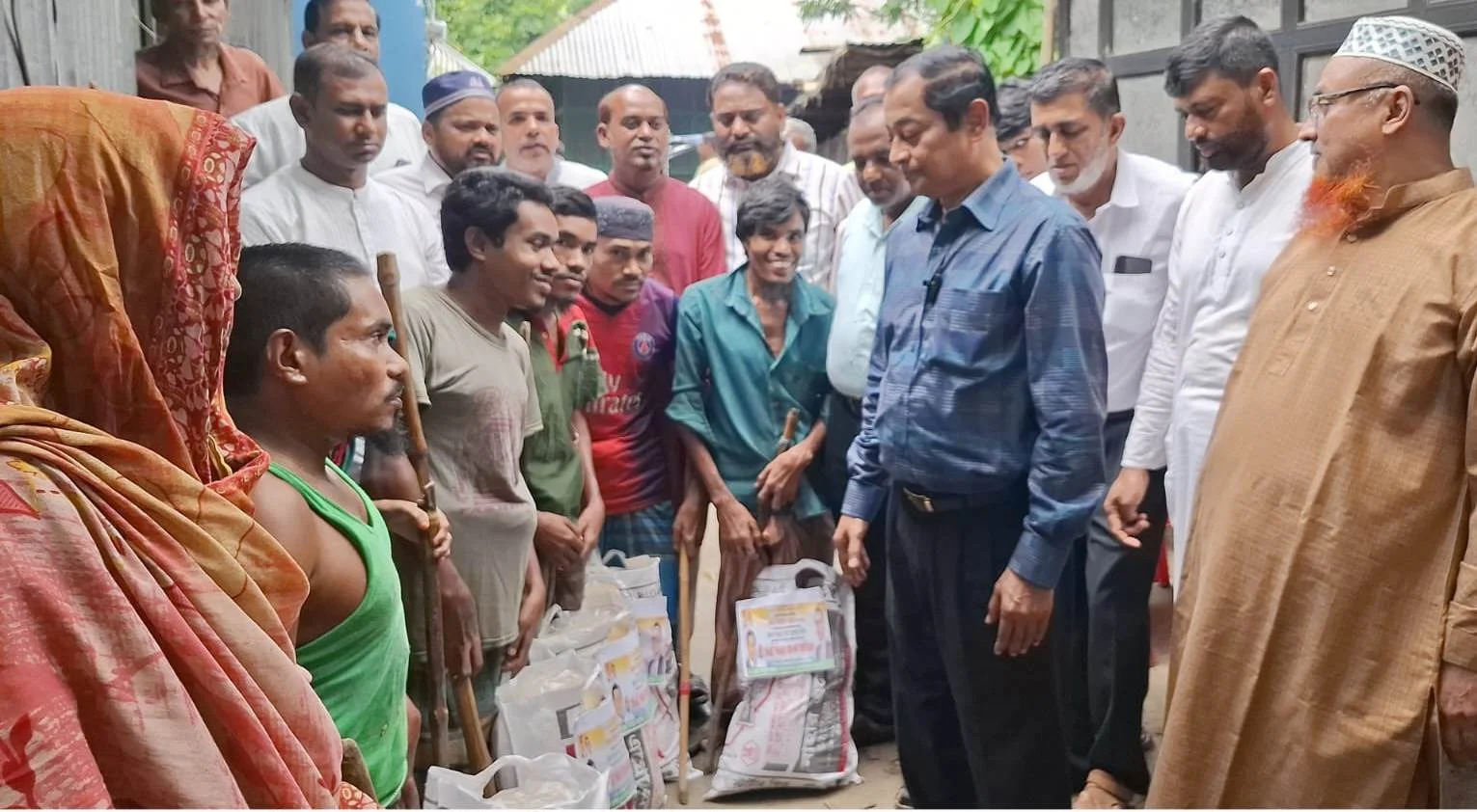 প্রতিবন্ধী ছয় সহোদরের পাশে দাঁড়ালেন সাবেক এমপি লায়ন হারুন