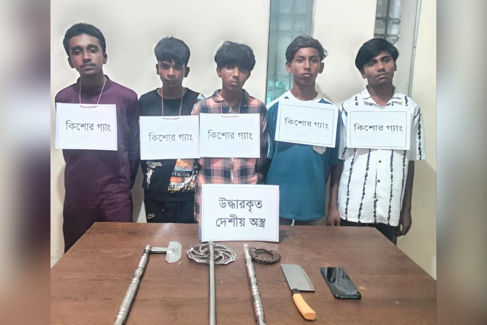 যৌথবাহিনীর অভিযানে বাবুরহাট থেকে দেশীয় অস্ত্রসহ ৫ কিশোর গ্যাং সদস্য আটক