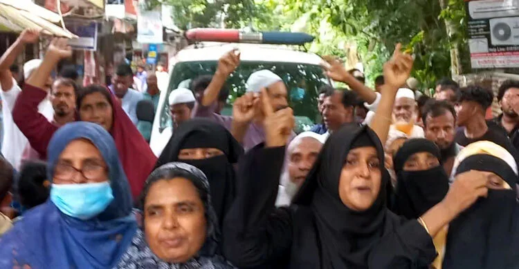 চাঁদপুরে মরদেহ নিয়ে থানার সামনে বিক্ষোভ