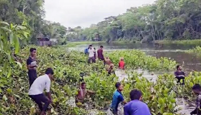 ফরিদগঞ্জে ডাকাতিয়া নদী পরিষ্কার কার্যক্রম শুরু করলেন কলেজ শিক্ষার্থীরা