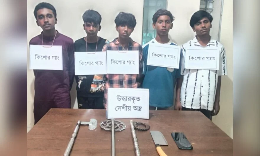 যৌথবাহিনীর অভিযানে বাবুরহাট থেকে দেশীয় অস্ত্রসহ ৫ কিশোর গ্যাং সদস্য আটক