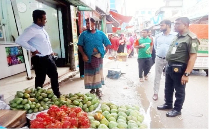 মতলবে ফুটপাত দখল মুক্ত করতে উপজেলা নির্বাহী কর্মকর্তার অভিযান  