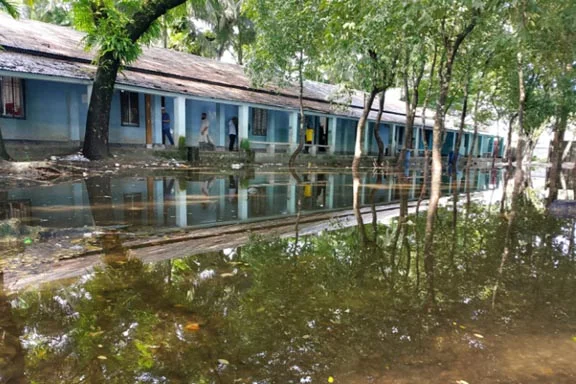 জলমগ্ন চাঁদপুর চীফ জুডিসিয়াল মাজিস্ট্রেট আদালত প্রাঙ্গন, চরম ভোগান্তি
