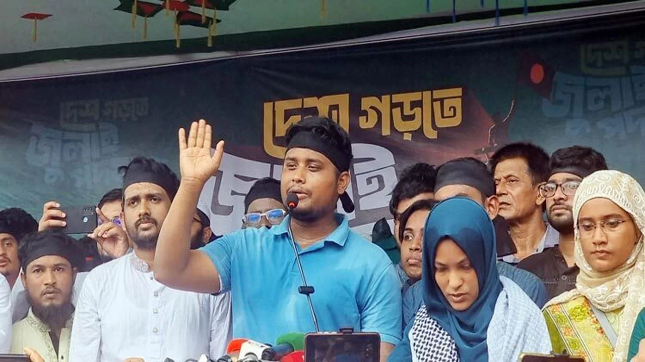 বেতন-ভাতা ফেরত দিয়ে স্বাস্থ্য উপদেষ্টাকে পদত্যাগ করতে বললেন হাসনাত