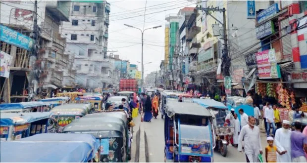 সেনাবাহিনীর টহলসহ থাকছে ভ্রাম্যমাণ আদালত : হাজীগঞ্জ বাজারের যানজট নিরসনে আজ থেকে কঠোর হবে প্রশাসন