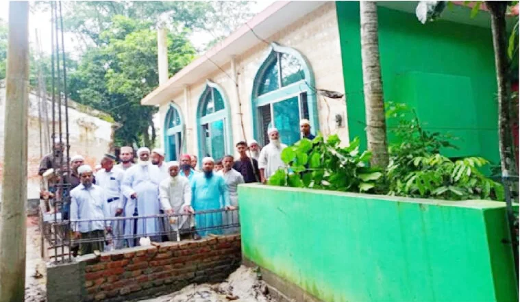 মতলব দক্ষিণের চরমুকুন্দি জামে মসজিদের সম্প্রসারণ কাজে বাঁধা : মুসল্লীদের প্রতিবাদ