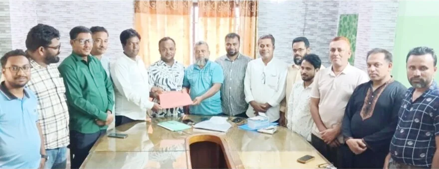 চাঁদপুর জেলা ফটোজার্নালিস্ট অ্যাসোসিয়েশনের নব-নির্বাচিত কমিটির কাছে দায়িত্ব হস্তান্তর