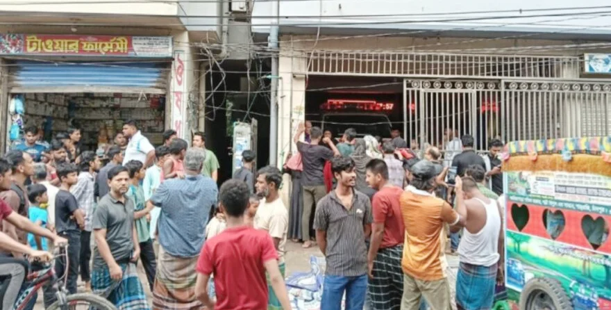 শাহরাস্তিতে ভুল চিকিৎসায় রোগী মৃত্যুর অভিযোগ : হাসপাতাল ভাংচুর ও তালা
