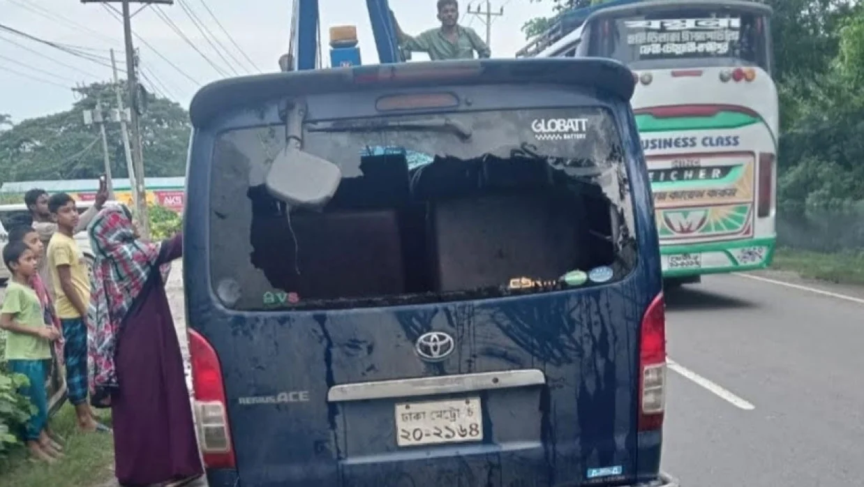 মাইক্রোবাস নিয়ন্ত্রণ হারিয়ে খালে, একই পরিবারের ৭ জন নিহত
