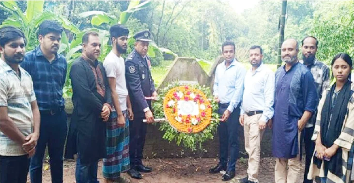 মতলব দক্ষিণের ৩ শহীদের কবরে উপজেলা প্রশাসনের পুষ্পস্তবক অর্পণ 