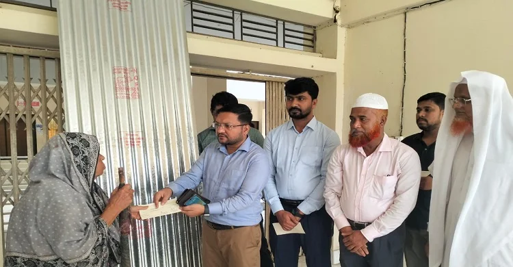 কচুয়ায় ১৬টি পরিবারকে ঢেউটিন ও সহায়তার চেক বিতরণ