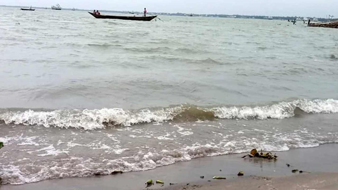 মেঘনা নদীর চাঁদপুর সীমানায় ১৮ হাজার বস্তা সিমেন্টসহ ডুবে গেছে লাইটার জাহাজ