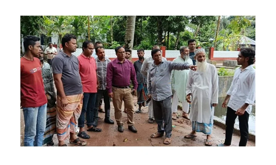 ফরিদগঞ্জের উভারামপুর জনগুরুত্বপূর্ণ সড়ক পরিদর্শনে নির্বাহী প্রকৌশলী