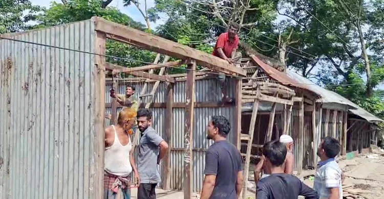 চাঁদপুরে সড়কের পাশের শতাধিক স্থাপনা উচ্ছেদ